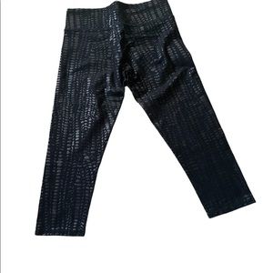 FABLETICS NWOT Animal Foil Print cropped legging women’s M.